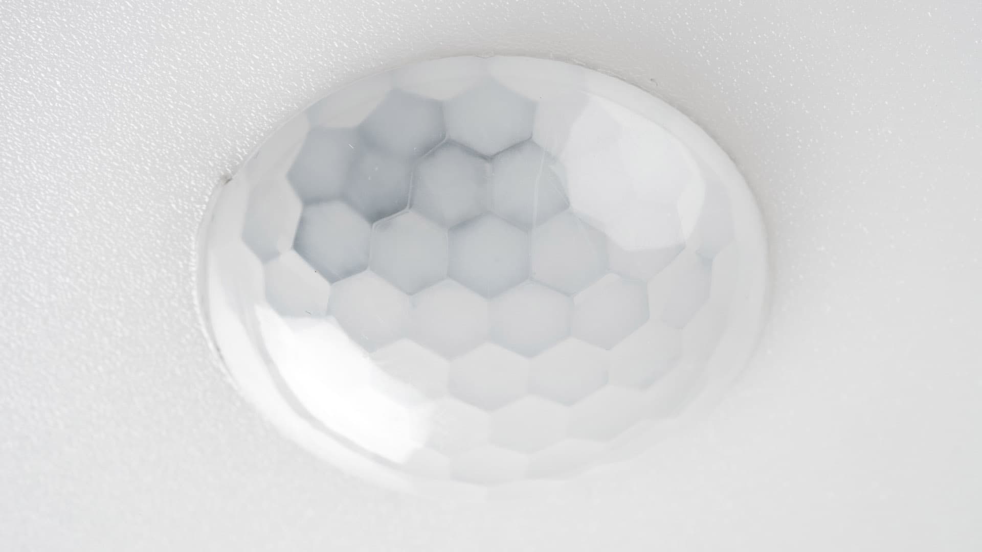 Včetně detektoru pohybu a senzoru jasu